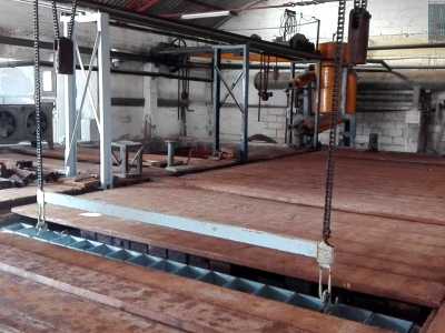 Siamo in un grande ambiente dove padroneggia al centro una grande vasca piena d�acqua ricoperta da tavole di legno, circondata da tanti tubi 